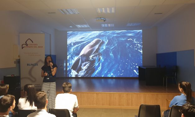 La Oceanógrafa Carmen Meléndez habla en «Noticias del Cole» sobre «Los cetáceos, los grandes desconocidos de las Islas», en un programa presentado por Keyla Rodríguez y Carlos León