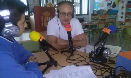 El periodista Sergio Negrín habla sobre la Democracia en un informativo dirigido por Ulises Martín