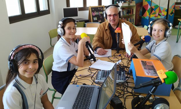 «El Día Mundial de la Radio», se celebra en Radio Colegio Virgen del Mar con un programa dirigido por las alumnas de 4º de Primaria, Telma Batista, Inés Blanco y Acerina Dorta, en el charlan con el coordinador de este proyecto, el profesor, Domingo J. Jorge